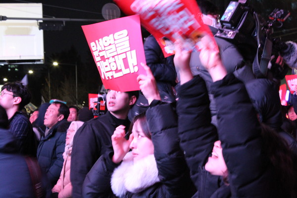 김건희 특검 재의표결이 부결되고 탄핵소추안이 무산되자 눈물짓고 있는 시민들. [사진-통일뉴스 이승현 기자]