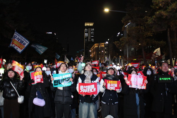 그러나 표정이 어둡지많은 않다. 즐겁게 놀고 완강하게 외쳤다. [사진-통일뉴스 이승현 기자]