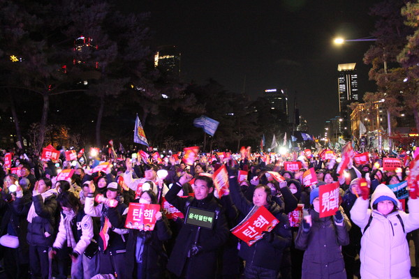 탄핵소추안이 무산되었지만 기세가 꺾이지 않고 '윤석열 탄핵'을 끝까지 외치는 시민들. [사진-통일뉴스 이승현 기자] 
