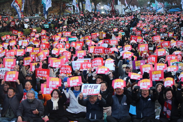 12월 7일 윤석열 탄핵소추안이 폐기된 후 여의도에서 의결을 기다리던 시민들은 다시 뜨겁게 달아올랐다. 즉각적 탄핵, 국힘 해산의 요구로 정국이 들끓고 있다. [사진-통일뉴스 이승현 기자]