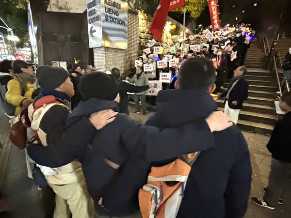 아침이슬과  님을 위한 행진곡을 합장하는 참가자들. [사진-통일뉴스 박명철 통신원]