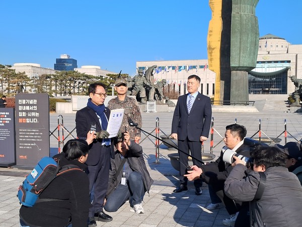 9일 오전 서울 용산 전쟁기념관 앞에서 내란 가담 군인들을 국방부 조사본부에 고발하기 전 기자들을 만난 박선원 의원. 그 뒷쪽 박헌수 조사본부장. [사진-통일뉴스 이광길 기자]