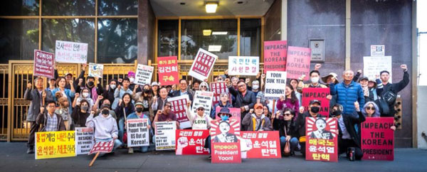 12월 7일 오전 11시 미국 엘에이 한국영사관 앞에서 동포 단체들과 미국 반전평화 단체들은 윤석열 퇴진 집회를 열었다. [사진 - 통일뉴스 송영애 통신원]