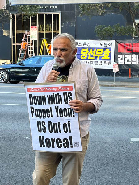 Harriet Tubman Center for Social Justice의 스콧(Scott)은 발언에서 “광주에서 시민군이 불의에 저항했던 것처럼 윤석열의 계엄은 국회 앞에 모인 시민들이 막아냈다”고 역사적 의미를 부여했다. [사진 - 통일뉴스 송영애 통신원]