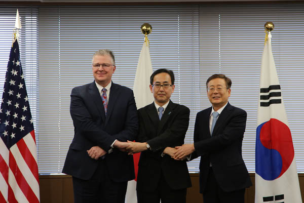 조구래 외교부 외교전략정보본부장(오른쪽)은 9일 도쿄에서 대니얼 크리튼브링크(Daniel Kritenbrink) 미국 국무부 동아태 차관보(왼쪽), 나마즈 히로유키(鯰博行) 일본 북핵대표(가운데)와 한미일 북핵 고위급 협의를 가졌다[사진 제공 - 외교부]