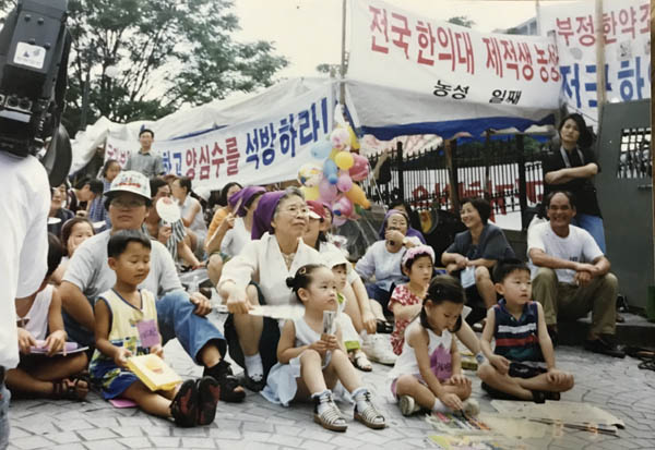 구국전위 사건을 비롯한 국가보안법 관련 조직사건 구속자들 중에는 청년들이 많았다. 명동성당 입구에서 열린 민가협의 양심수 석방 행사에 참여한 양심수들의 어린 자녀들. [사진 제공 – 안영민]