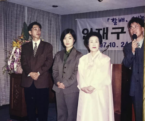 아버지의 64번째 생신인 1997년 10월 24일에 열린 『할배 왜놈소는 조선소랑 우는 것도 다른강?』 출판기념회 때 가족을 대표해 인사하는 안영민(맨오른쪽). 아버지는 어린 시절 고향 밀양의 이야기를 담은 위 책의 원고를 감옥에서 편지로 내보냈다. [사진 제공 – 안영민]