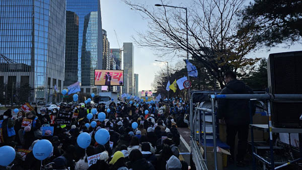 118차 촛불집회는 주말인 12월 7일 오후 2시 서울 여의도공원 세종대왕상 옆 도로에서 개최되었다. [사진 - 통일뉴스 하태한 통신원]