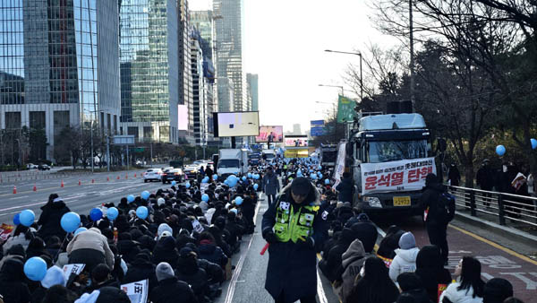 118차 촛불대행진은 긴급 전국집중으로 여의도공원 세종대왕상 옆 도로에서 열렸다. [사진 - 통일뉴스 하태한 통신원]