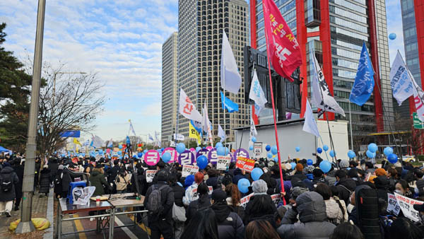 집회를 마치고 3시 탄핵촉구집회가 예정돼 있는 국회 앞으로 행진을 시작했다. [사진 - 통일뉴스 하태한 통신원]
