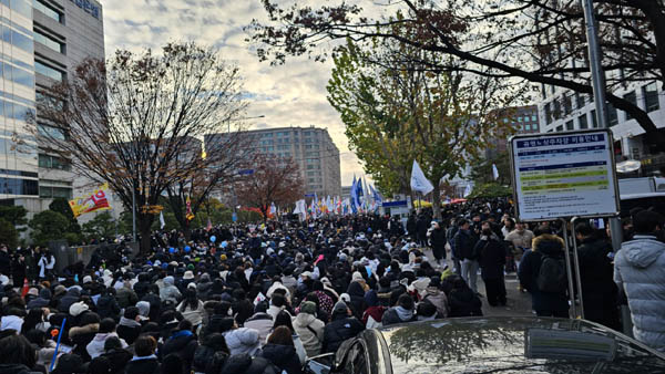 수많은 인파가 몰려 국회 앞으로 나가지 못하고 산업은행 뒤편 도로에서 즉석 소집회가 열렸다. [사진 - 통일뉴스 하태한 통신원]