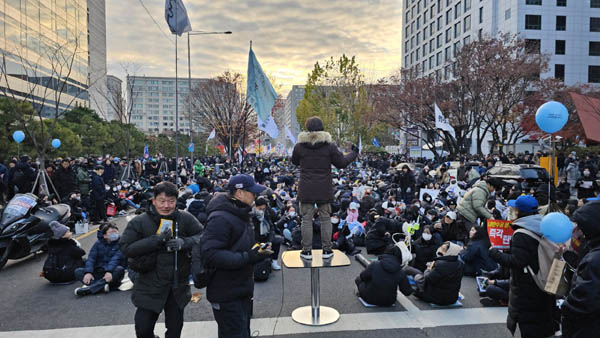 각자의 자리에서 집회를 열고, 악기를 연주하고, 노래도 부르고, 구호도 외치는 소집회들로 전환되었다. [사진 - 통일뉴스 하태한 통신원]