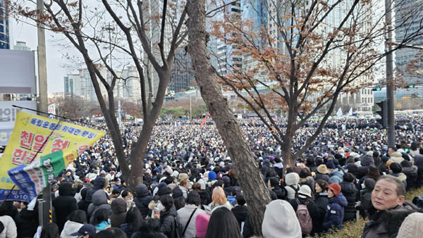 여의도공원을 빼곡히 메운 탄핵촉구집회 참가자들. [사진 - 통일뉴스 하태한 통신원]
