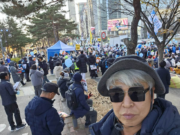 송년모임을 뒤로하고 집회에 적극적으로 참석했다. [사진 - 통일뉴스 하태한 통신원]