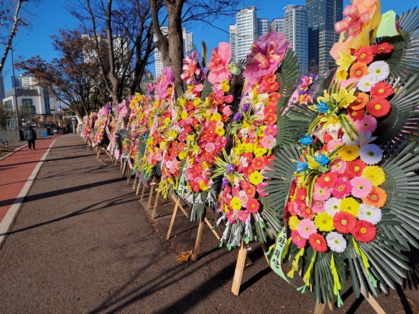 서울 용산 대통령실 부근 전쟁기념관 앞에 늘어선 '윤석열 지지 화환'. [사진-통일뉴스 이광길 기자]