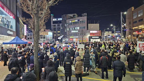 12월 11일 오후 6시 충주이마트 앞에서 윤석열 내란 규탄 및 탄핵표결 찬성촉구 촛불집회가 열렸다. [사진 - 통일뉴스 하태한 통신원]