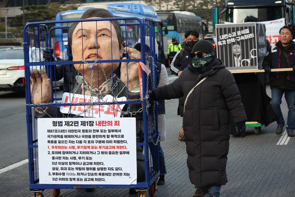 내란수괴 윤석열 모형을 앞세우고 용산 집무실 방향으로 행진하고 있다.  [사진-통일뉴스 이승현 기자]