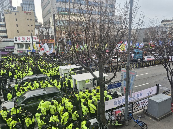 오후 3시 50분경 남영역 삼거리에서 용산 방향으로 가려는 행진 대열을 막는 경찰들과 대치하던 참가자들이 경찰이 세워둔 방어벽을 넘어 건너편 차선을 통해 집무실 쪽으로 행진을 시도하는 등 30여분간 밀고당기기가 계속됐다. [사진-통일뉴스 이승현 기자]