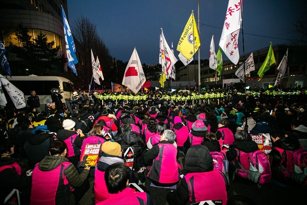 한남동 관저와 가까운 한강진역으로 집결 장소를 바꾼 참가자들이 전철을 타고 이동하면서 남영역 삼거리 대치는 끝났고, 한강진역에 도착한 참가자들은 전체 차선을 막고 관저를 향해 '퇴진', '체포'를 외치며 전력 질주했다. [사진-민주노총]