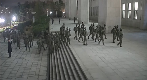 지난 3일 밤 국회의사당에 난입하는 계엄군. [사진-국회 사무처]