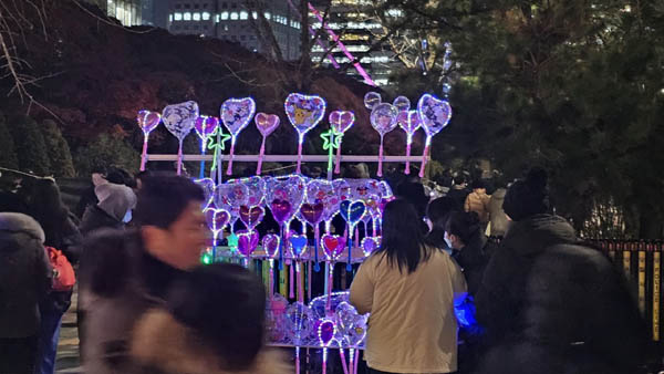 응원봉을 파는 좌판도 등장했다. [사진 - 통일뉴스 하태한 통신원]