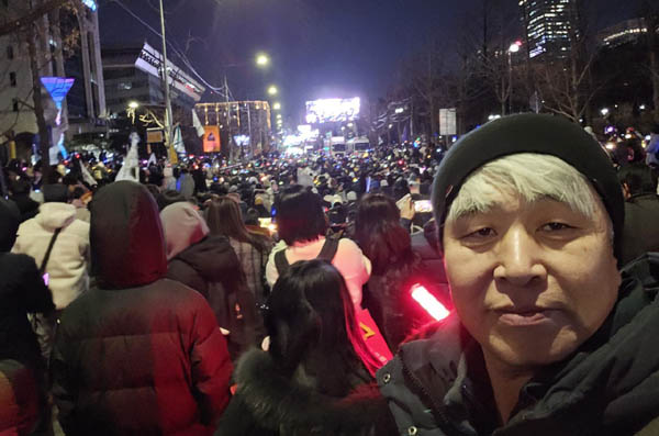 끝없는 탄핵 대열을 배경으로 참칵! [사진 - 통일뉴스 하태한 통신원]