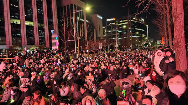 가수 이승환의 탄핵 콘서트에 참석자들이 집중하고 있다. [사진 - 통일뉴스 하태한 통신원]