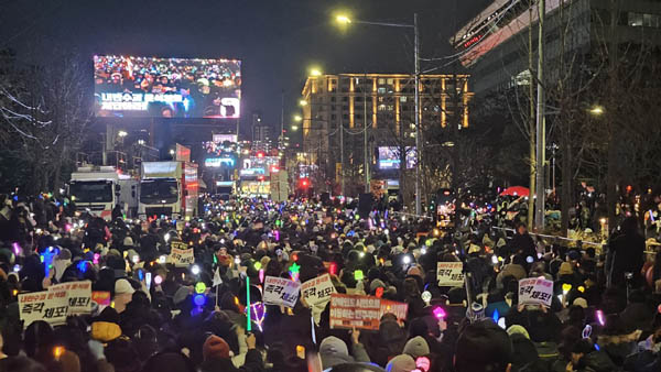 국회의 내란수괴 윤석열 2차 탄핵 의결을 하루 앞둔 촛불집회는 가수 이승환의 탄핵 콘서트로 전야제 분위기가 넘쳤다. [사진 - 통일뉴스 하태한 통신원]