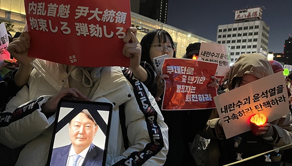 집회 참가자들은 ‘내란수괴 윤대통령 구속하라 탄핵하라’라고 적힌 손팻말을 들었다. 한 참가자는 윤 대통령의 영정사진을 들었다. [사진-통일뉴스 조정훈 통신원]