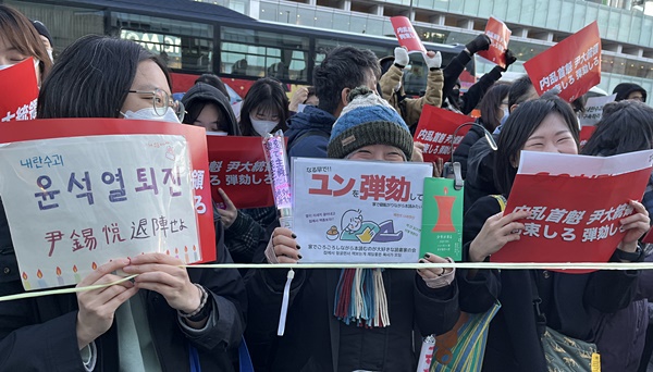 집회 참가자들은 저마다의 손팻말을 만들어 보였다. [사진-통일뉴스 조정훈 통신원]