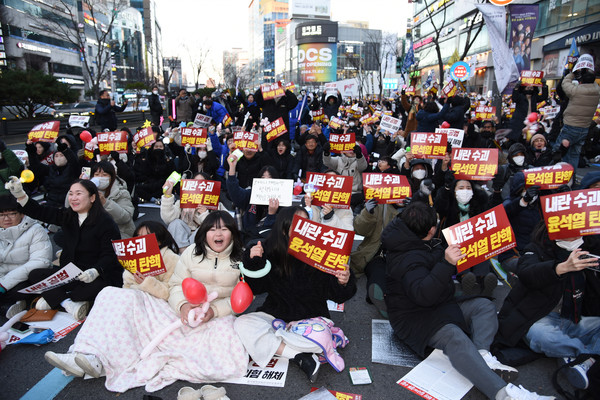‘내란범 윤석열 탄핵! 내란공범 국민의힘 해체! 16차 대전시민대회’에서 무대 차량을 통해 국회의 ‘대통령 탄핵’ 가결 소식이 전해지자 참가자들이 환호하며 즐거워하고 있다. [사진-통일뉴스 임재근 객원기자]