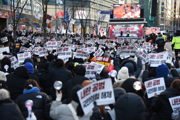 ‘내란범 윤석열 탄핵! 내란공범 국민의힘 해체! 16차 대전시민대회’에서 무대 차량을 통해 국회의 대통령 탄핵 투표 현황이 생중계 됐다. [사진-통일뉴스 임재근 객원기자]