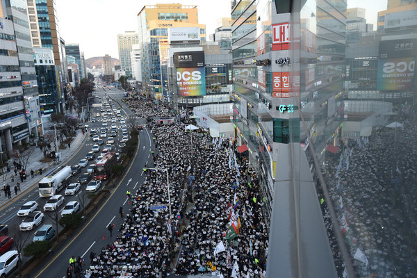 ‘내란범 윤석열 탄핵! 내란공범 국민의힘 해체! 16차 대전시민대회’에는 그간 대전시민대회에서 가장 많은 1만여 명이 참가했다. 교차로 너머까지 참가자들이 앉아 있는 모습을 볼 수 있다. [사진-통일뉴스 임재근 객원기자]