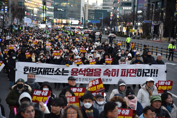 ‘내란범 윤석열 탄핵! 내란공범 국민의힘 해체! 16차 대전시민대회’에서 국회의 ‘대통령 탄핵’ 가결 소식 후 진행된 거리행진에서 참가자들이 ‘헌법재판소는 윤석열을 속히 파면하라!!’는 내용의 현수막을 들고 행진하고 있다. [사진-통일뉴스 임재근 객원기자]