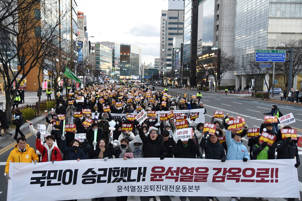 ‘내란범 윤석열 탄핵! 내란공범 국민의힘 해체! 16차 대전시민대회’에서 국회의 ‘대통령 탄핵’ 가결 소식 후 진행된 거리행진에서 참가자들이 ‘국민이 승리했다! 윤석열을 감옥으로!!’라는 내용의 현수막을 들고 행진하고 있다. [사진-통일뉴스 임재근 객원기자]