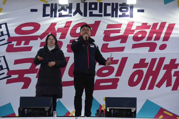 ‘내란범 윤석열 탄핵! 내란공범 국민의힘 해체! 16차 대전시민대회’에서 국회의 ‘대통령 탄핵’ 가결 소식 후 윤석열정권퇴진대전운동본부 김율현 공동대표가 무대에 올라 발언을 하고 있다. 시민대회의 발언은 모두 수화통역이 함께 제공되었다. [사진-통일뉴스 임재근 객원기자]