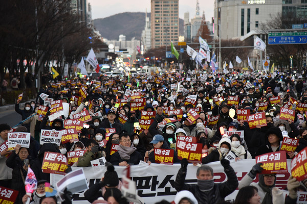 ‘내란범 윤석열 탄핵! 내란공범 국민의힘 해체! 16차 대전시민대회’에서 국회의 ‘대통령 탄핵’ 가결 소식 후 진행된 거리행진에 나선 참가자들. [사진-통일뉴스 임재근 객원기자]