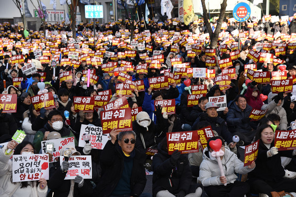 12월 14일 오후 3시부터 은하수네거리에서 ‘내란범 윤석열 탄핵! 내란공범 국민의힘 해체! 16차 대전시민대회’가 진행되었다. [사진-통일뉴스 임재근 객원기자]