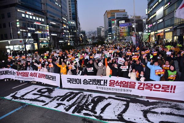 12월 14일 오후 3시부터 은하수네거리에서 ‘내란범 윤석열 탄핵! 내란공범 국민의힘 해체! 16차 대전시민대회’가 진행되었다. [사진-통일뉴스 임재근 객원기자]