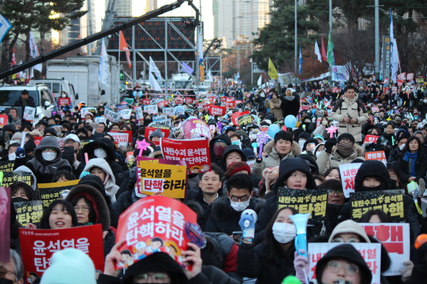 지난 14일 여의도 국회 앞에서 탄핵소추안 결의를 기다리는 시민들이 쉬지 않고 '윤석열 탄핵'을 외쳤다. [사진-통일뉴스 이승현 기자]