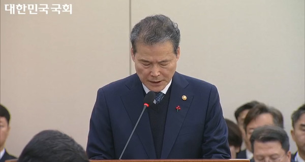 김영호 통일부장관이 16일 국회 외교통일위원회 전체회의에 참석해 12.3 비상계엄 선포 전후 상황에 대한 의원들의 질문에 답변하고 있다. [사진-국회의사중계시스템]