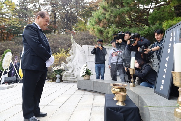 지난달 15일 서울현충원 임시정부 요인 묘역에서 열린 ‘순국선열·애국지사 추모식’에 참석한 이종찬 광복회장. [사진-광복회]