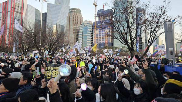 촛불행동이 주최한 119차 전국촛불집중행동이 12월 14일 오후 2시 서울 여의도 KBS옆 대로에서 열렸다. 이어 윤석열탄핵비상행동의 본집회가 국회앞에서 3시부터 진행되었다. [사진 - 통일뉴스 하태한 통신원]