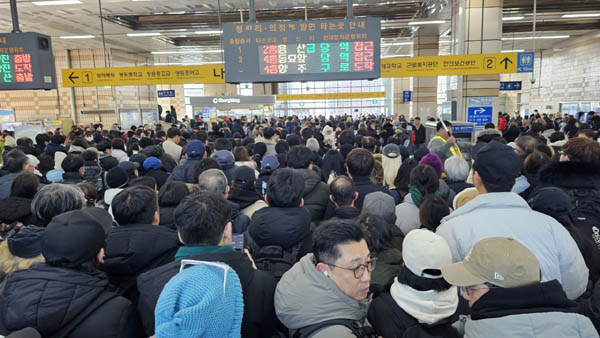 신길역도 여의도로 들어가려는 인파로 꽉 들어찼다. 열차에서 개찰구까지 인산인해로 직원들의 안내에 따라 천천히 빠져 나왔다. [사진 - 통일뉴스 하태한 통신원]