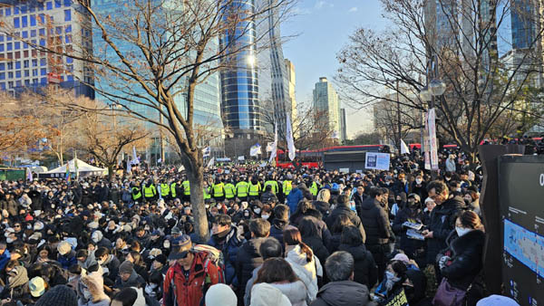 여의도는 이미 참가자들로 빼곡했다. 본무대는 500미터 이상 떨어져 있고, 스크린도 너무 멀어서 일찍 포기했다. [사진 - 통일뉴스 하태한 통신원]
