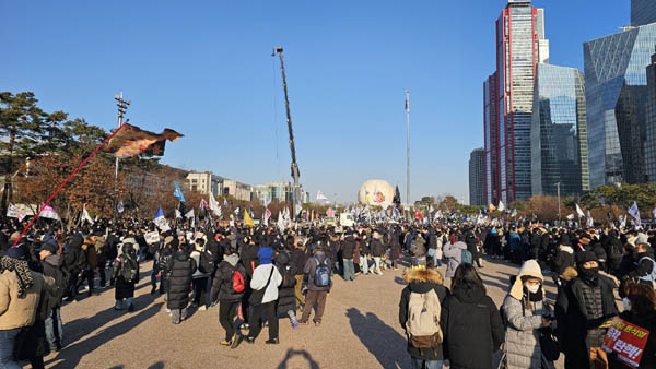 여의도는 이미 참가자들로 빼곡했다. 본무대는 500미터 이상 떨어져 있고, 스크린도 너무 멀어서 일찍 포기했다. [사진 - 통일뉴스 하태한 통신원]