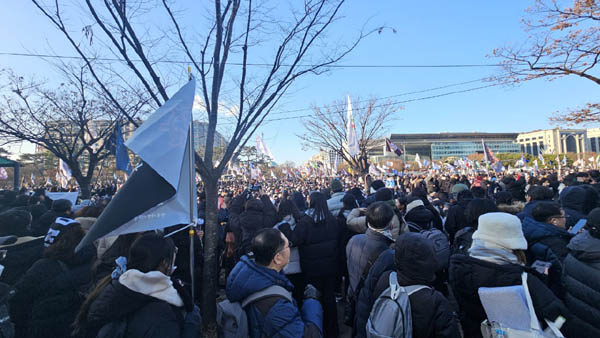 3시가 지나가고 본무대인 국회의사당의 앰프와 스크린이 연동되어 있었으나, 그림은 포기하고 작은 소리와 구호소리만 어지럽게 들릴 뿐이다. [사진 - 통일뉴스 하태한 통신원]