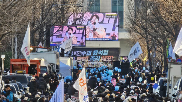 국회에서 투표가 개시되었다는 소식이 들리고, 탄핵구호 소리는 최고조에 이르렀다. [사진 - 통일뉴스 하태한 통신원]