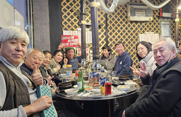 동네밴드와 즐거운 뒷풀이. [사진 - 통일뉴스 하태한 통신원]