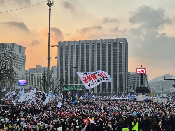 윤석열즉각퇴진·사회대개혁 비상행동(윤석열퇴진행동)은 21일 오후 광화문 동십자각 일대에서 '윤석열 즉각 파면·처벌! 사회대개혁! 범국민대행진!'을 진행했다. [사진-통일뉴스 이승현 기자]